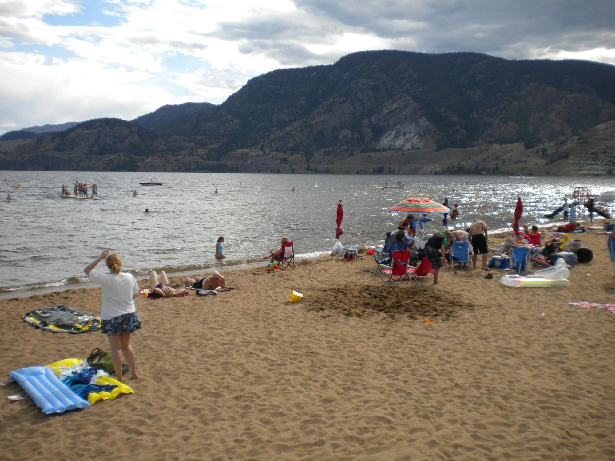 Holiday House Motel Penticton Exterior photo