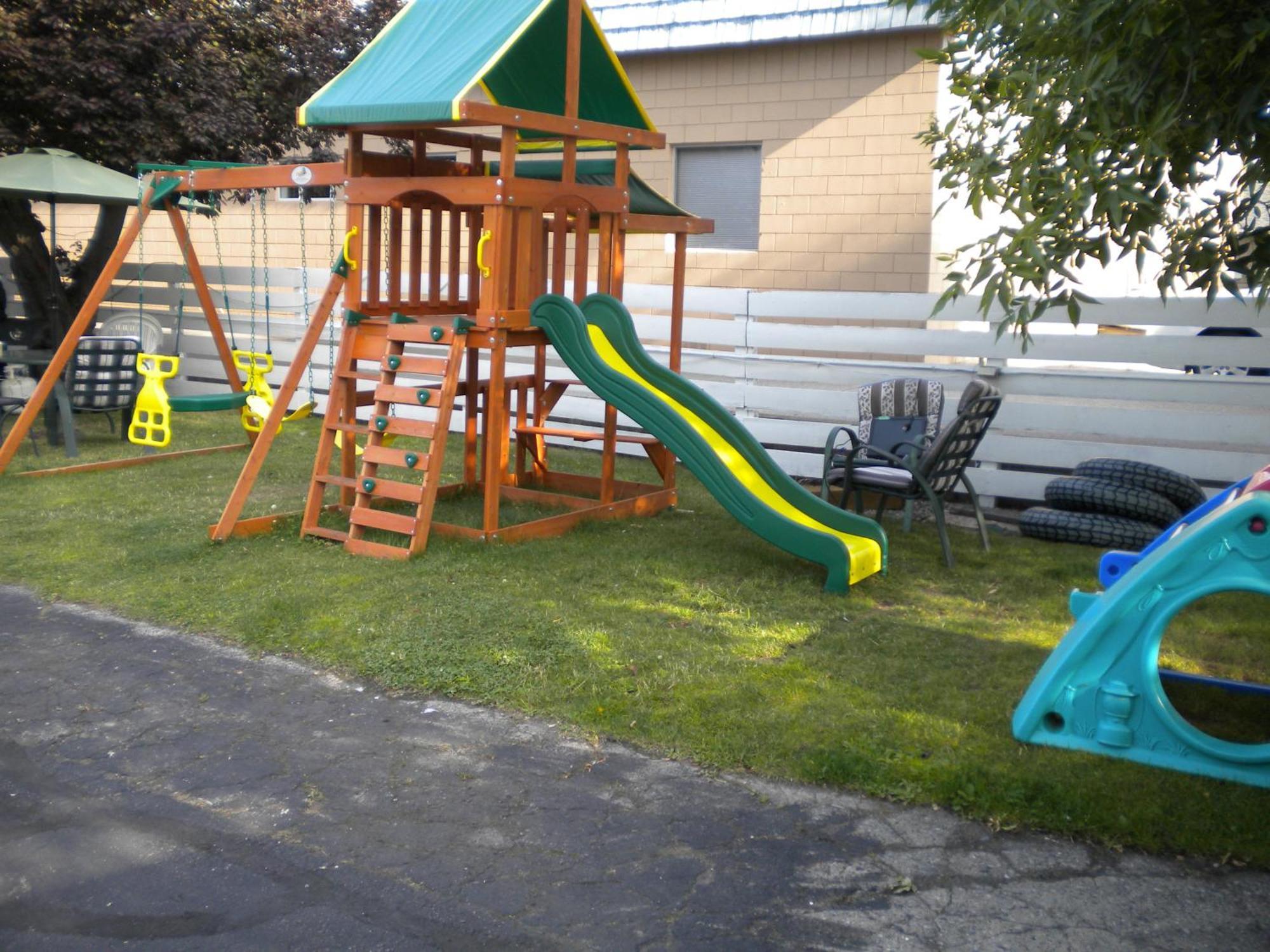 Holiday House Motel Penticton Exterior photo
