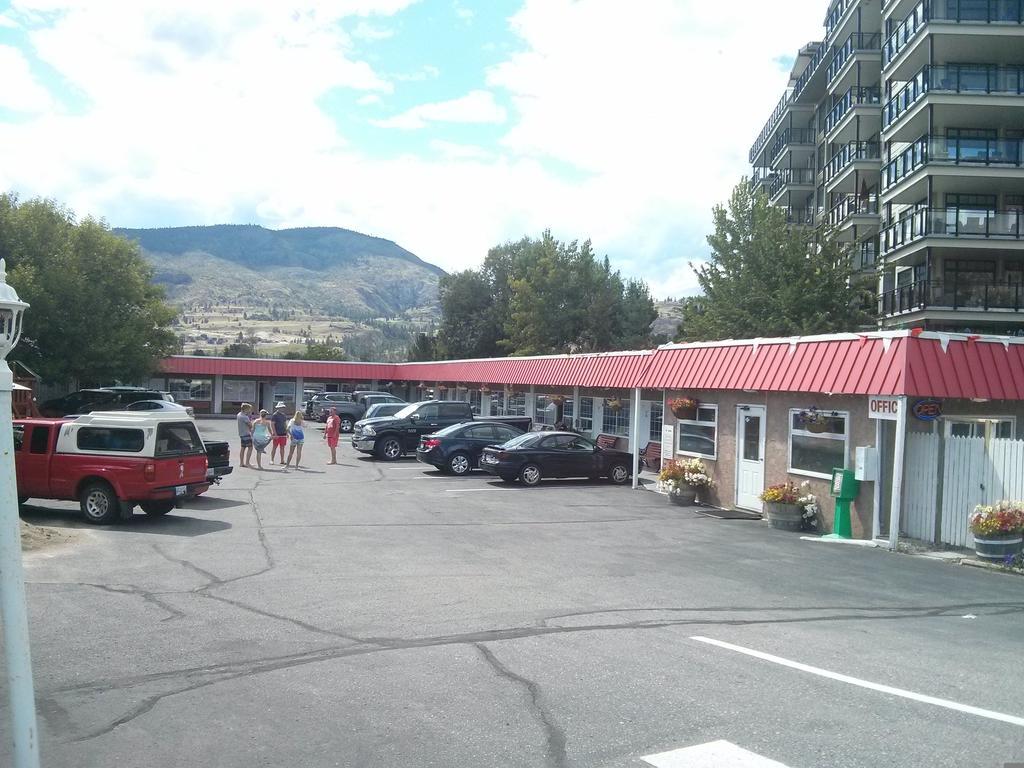 Holiday House Motel Penticton Exterior photo