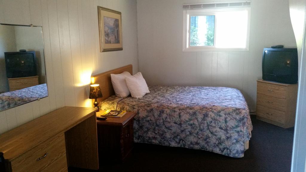 Holiday House Motel Penticton Exterior photo